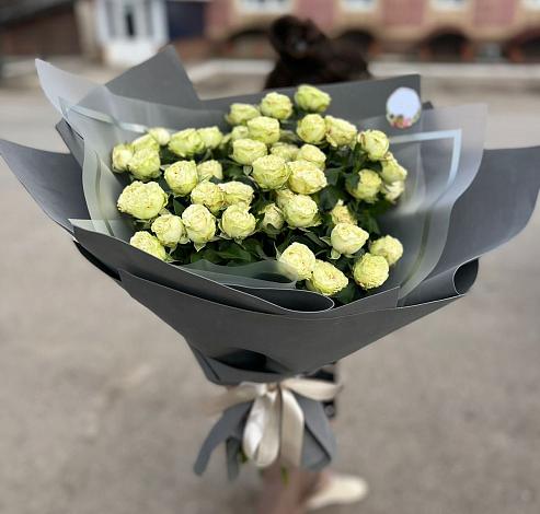 Букет Белые кустовые розы Солинеро в Масловой