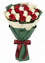 Букет Микс из красных и белых роз в Масловой
