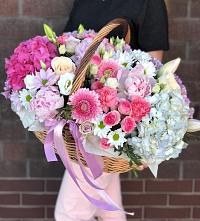 Цветочная композиция из Розы, Хризантемы, Пионы и Лизиантусы в корзине #REPLACE_PRED# Масловой