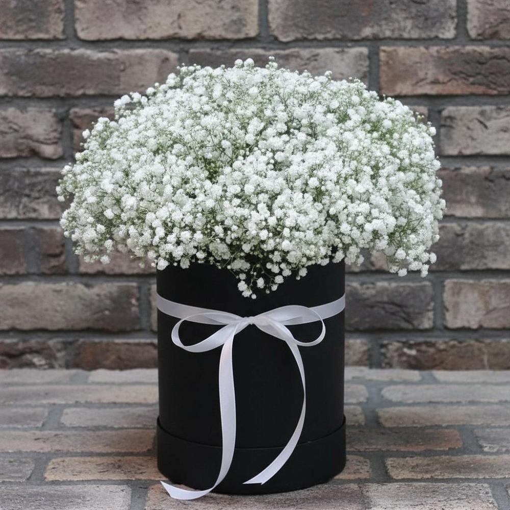 Цветочная композиция из Гипсофила в шляпной коробке в Масловой