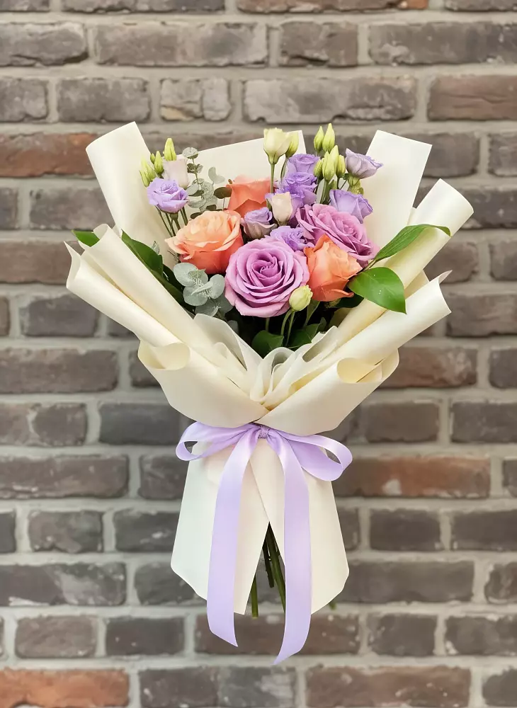 Букет цветов из: Лизиантусы и Розы в Масловой