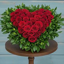 Цветочная композиция из Розы в виде сердца в Масловой