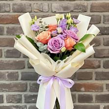 Букет цветов из:  Лизиантусы и Розы в Масловой