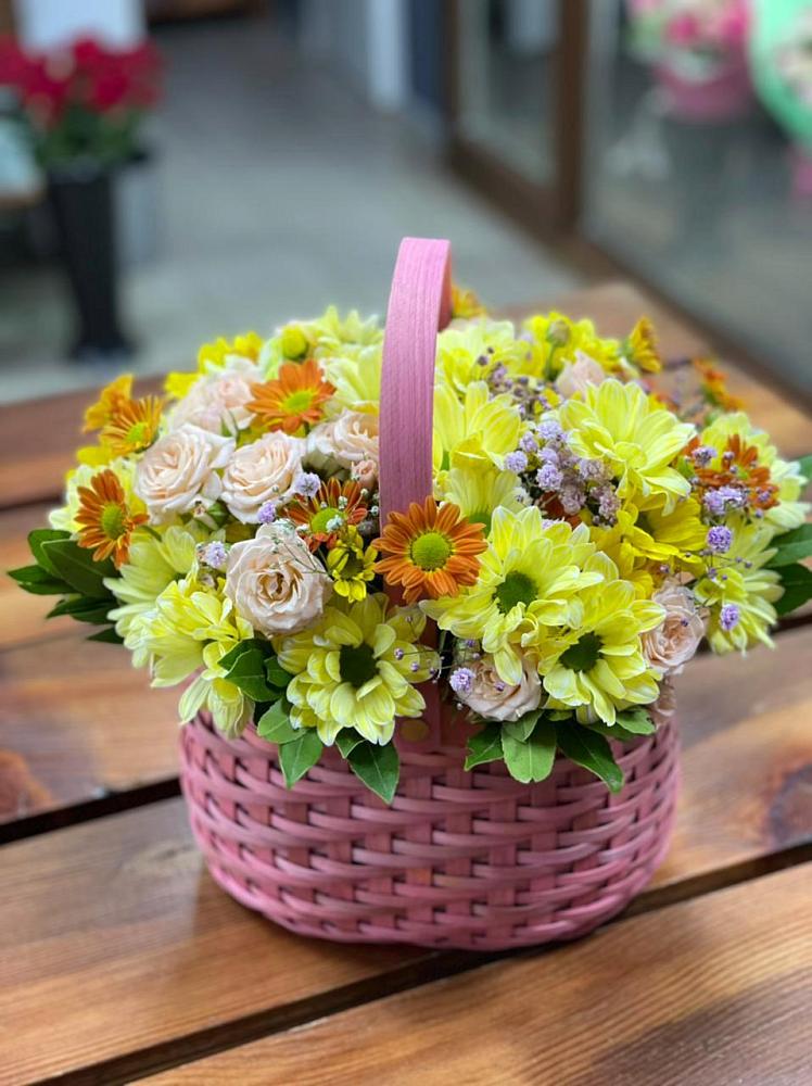 Цветочная композиция из Хризантемы и Розы в корзине в Масловой