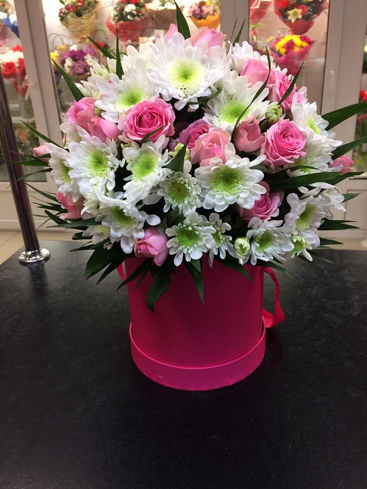 Цветочная композиция из Розы и Хризантемы в шляпной коробке в Масловой