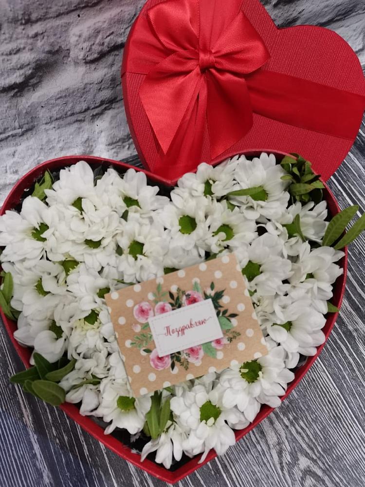 Цветочная композиция из Хризантемы в виде сердца в Масловой