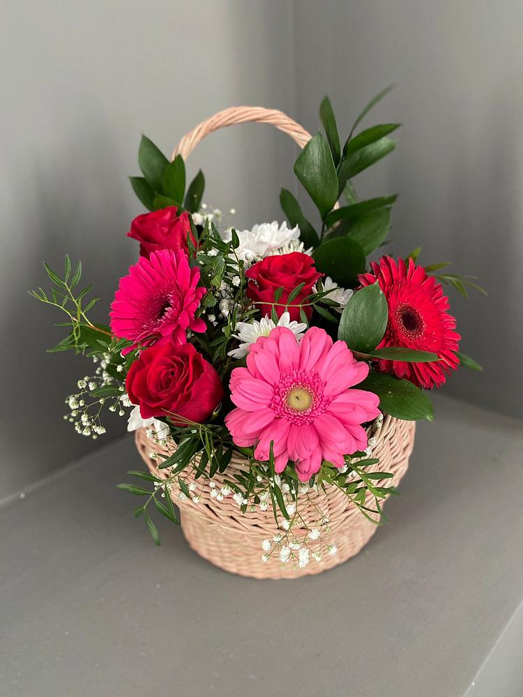 Цветочная композиция из Розы, Хризантемы и Герберы в корзине в Масловой
