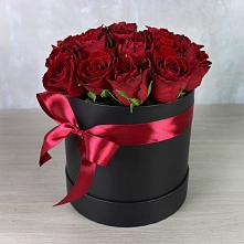 Цветочная композиция из Розы в шляпной коробке в Масловой