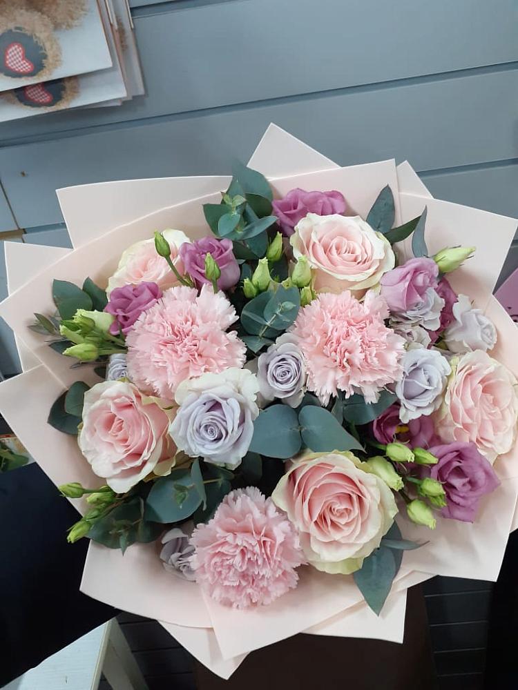 Букет цветов из: Розы, Гвоздики и Лизиантусы в Масловой