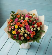 Букет Микс из разноцветных кустовых роз в Масловой