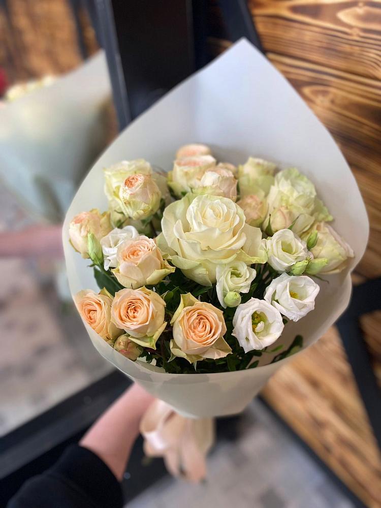 Букет цветов из: Розы и Лизиантусы в Масловой